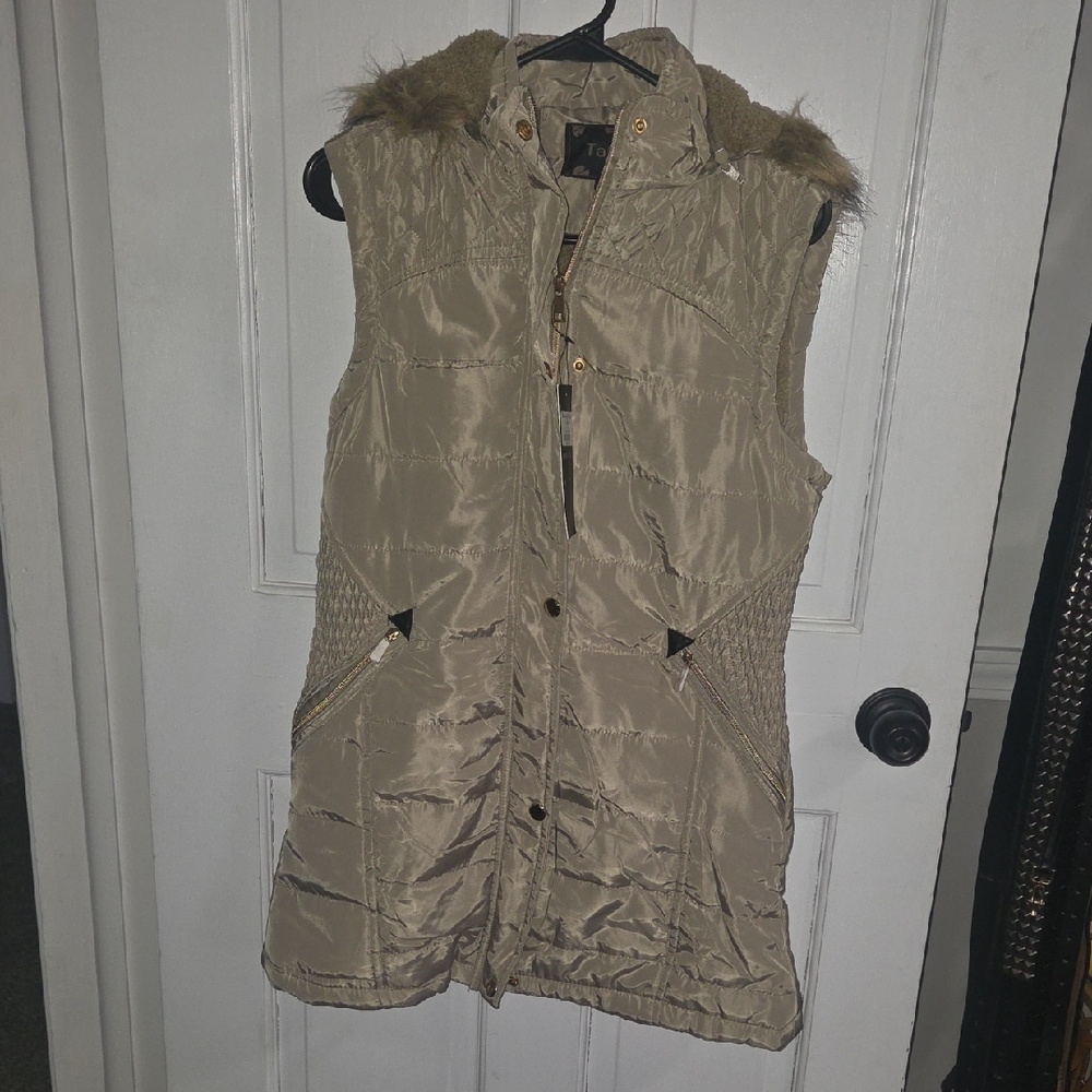 Stylish Women's Tan Quilted Vest with Faux Fur Trim
